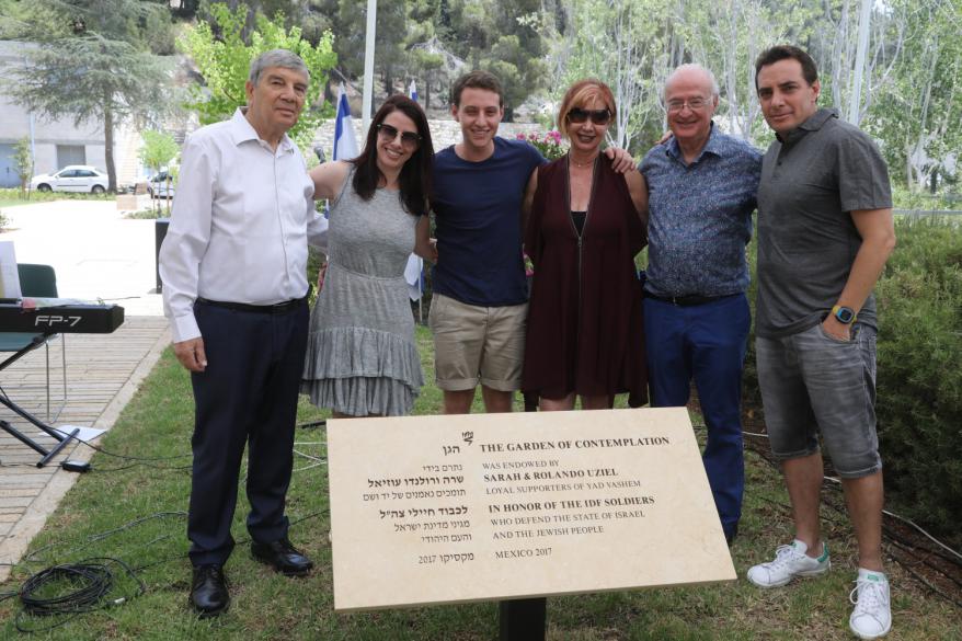 La placa develada por Rolando Y Sarah Uziel de México, en honor a los soldados de la Fuerzas Armadas de Israel en el Jardín de la Contemplación, en compañía de sus hijos Alan e Ivette Chapiro y su nieto Rolando Chapirom, junto a Avner Shalev.